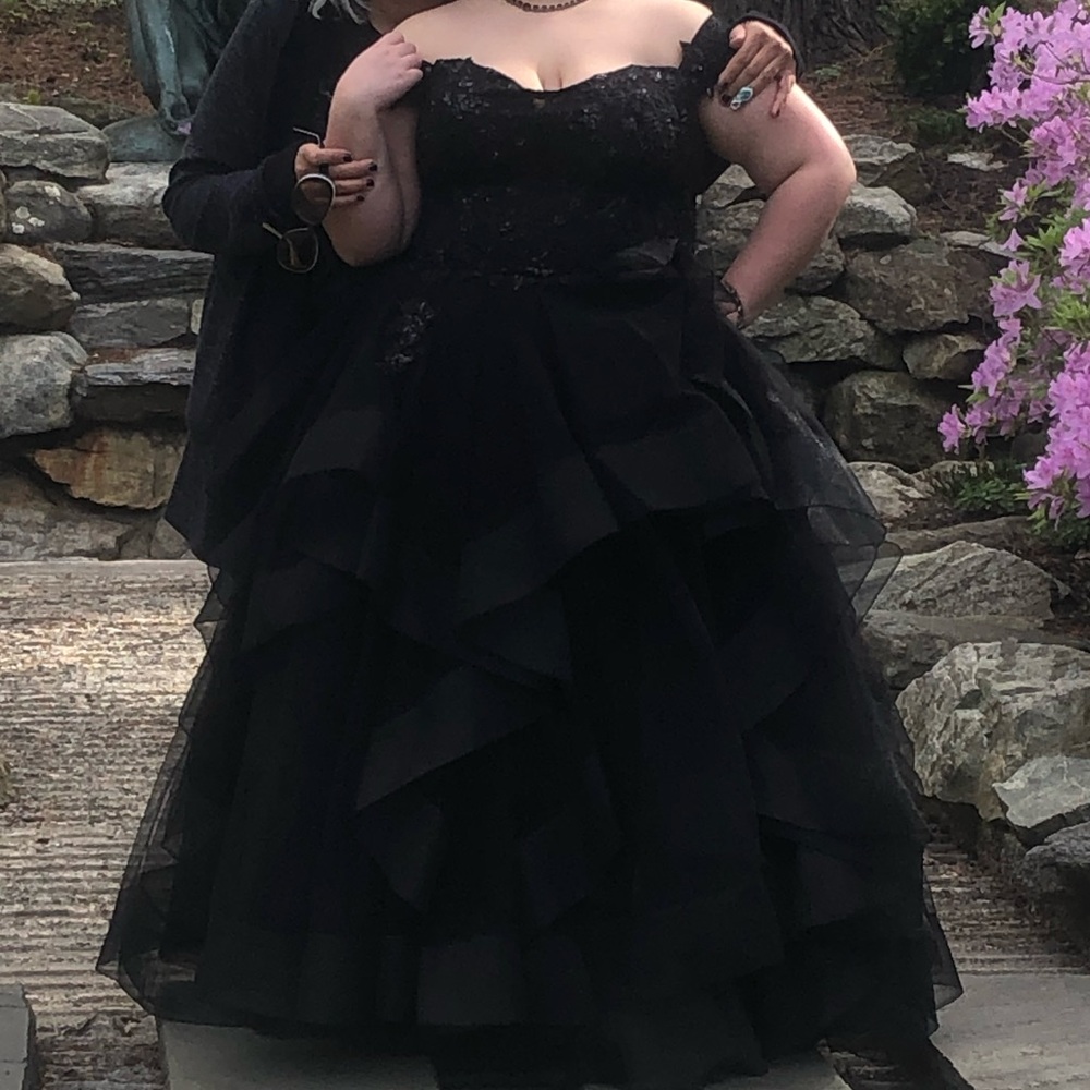 Ellie Wilde prom dress - Picture 3 of 8